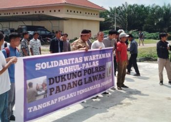Aksi Solidaritas Wartawan Rohul-Palas Geruduk Polres Palas, Minta Tangkap Penganiaya Wartawan