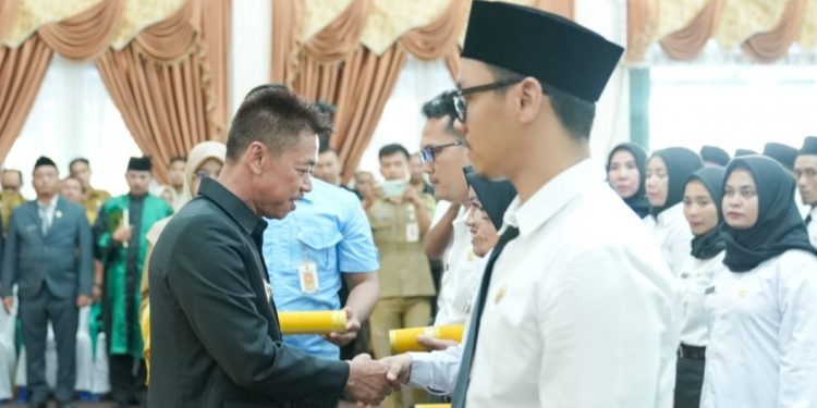 Bupati Rohil Serahkan SK Pengangkatan P3K Tenaga Kesehatan dan Ambil Sumpah Jabatan Fungsional PNS