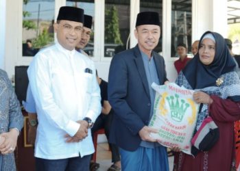 Peduli Sesama, Bupati Rohil  Ratusan Paket Sembako Serta Daging Qurban ke Warga