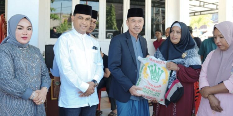 Peduli Sesama, Bupati Rohil  Ratusan Paket Sembako Serta Daging Qurban ke Warga