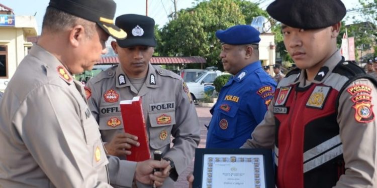 Kapolres Langsa Berikan Penghargaan ke 2 Personil Berprestasi
