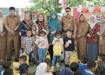 Hari Anak Nasional, Bunda PAUD Rohil Sanimar Kunjungi Sekolah