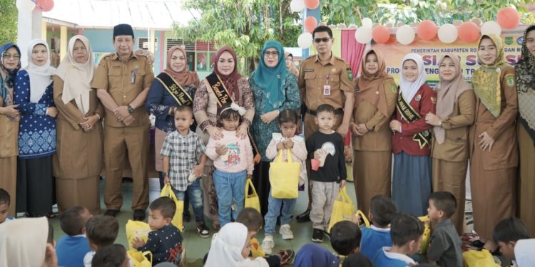 Hari Anak Nasional, Bunda PAUD Rohil Sanimar Kunjungi Sekolah
