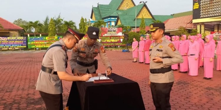 Kapolres Bengkalis Pimpin Upacara Sertijab Kasatlantas dan Kasatreskrim