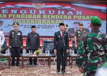 Bupati Rohil Afrizal Sintong Kukuhkan Pasukan Pengibaran Bendera Pusaka
