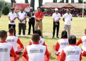 Pj Bupati Firsada Semangati Calon Anggota Paskibraka Saat Latihan
