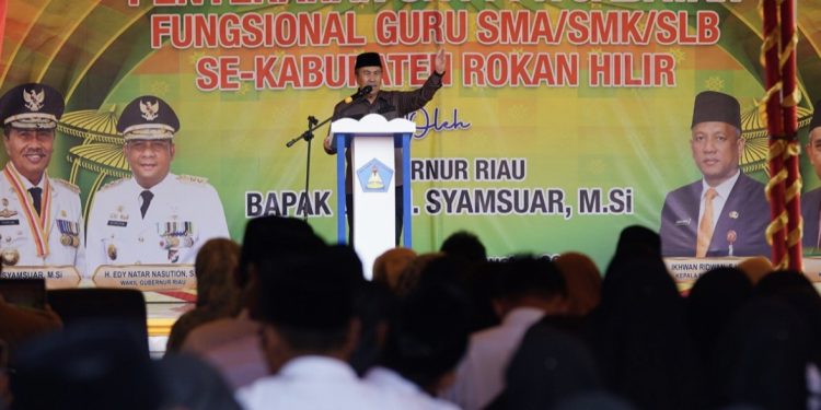 Gubri Syamsuar Serahkan 588 SK PPPK Tenaga Pendidik di Rohil