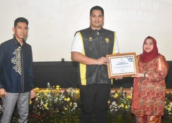 Bupati Bengkalis Terima Penghargaan Dari Kemenpora 