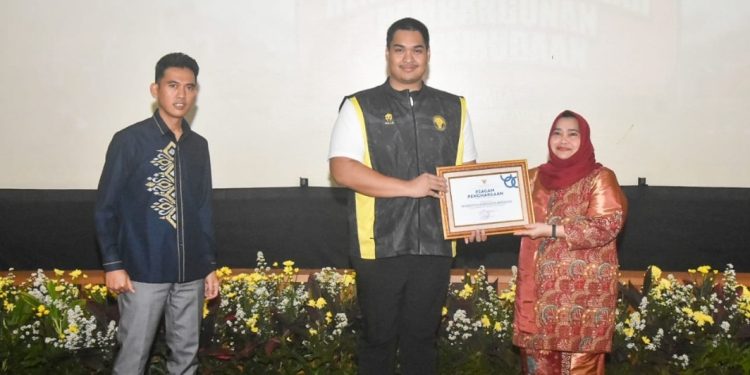 Bupati Bengkalis Terima Penghargaan Dari Kemenpora