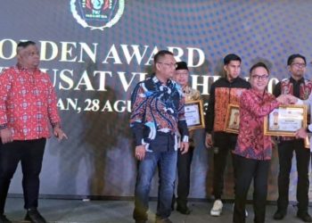 Bupati Bengkalis dan Ketua Koni Terima Penghargaan Golden Award 2023