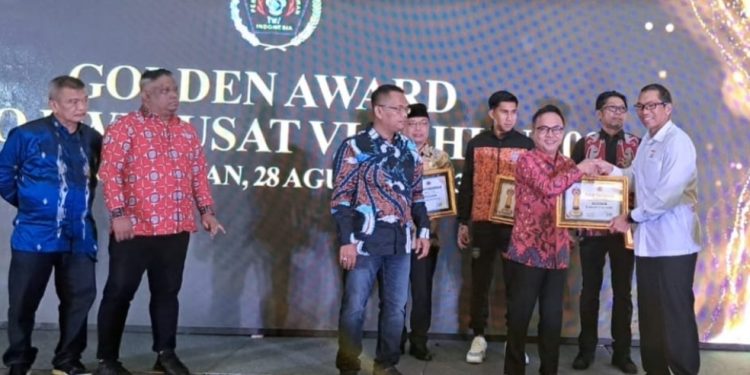 Bupati Bengkalis dan Ketua Koni Terima Penghargaan Golden Award 2023