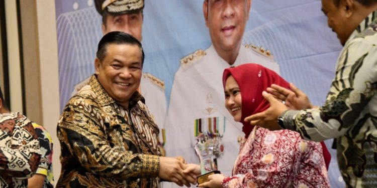 Bupati Bengkalis Terima Penghargaan Terbaik Paritrana Award