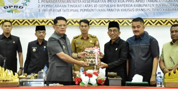 Pj Bupati Firsada Ikuti Rapat Paripurna Bahas Dua Agenda