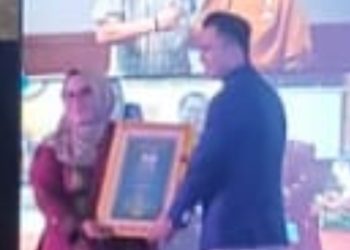 Kepsek SMAN 3 Lubuk Basung Terima Penghargaan Inovator Perubahan Pendidikan se Indonesia