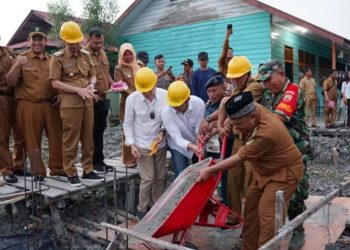 Bupati Rohil Letakan Batu Pertama Pembangunan SDN 001 dan SMPN 003 Sinaboi Sumbangan Donatur