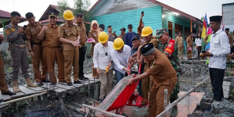 Bupati Rohil Letakan Batu Pertama Pembangunan SDN 001 dan SMPN 003 Sinaboi Sumbangan Donatur