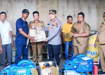 Bupati Rohil Serahkan Bantuan Mesin Bot Sebanyak 80 Buah Untuk Nelayan