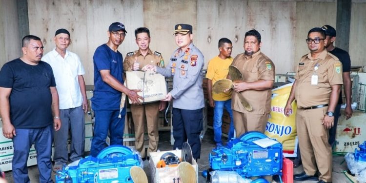 Bupati Rohil Serahkan Bantuan Mesin Bot Sebanyak 80 Buah Untuk Nelayan