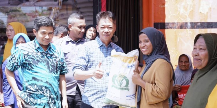 Bupati Rohil Resmi Salurkan Cadangan Beras Pemerintah Tahun 2023
