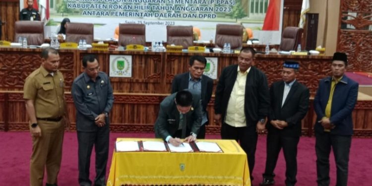 DPRD Rohil Bersama Bupati Tandatangani Kesepakatan KUA PPAS 2023