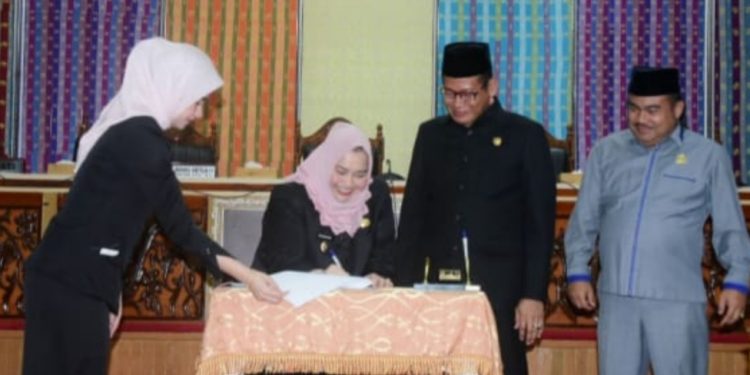 Sofyan Ketua DPRD Sementara Pimpin Paripurna Pengesahan APBD-P Rp 4,8 T