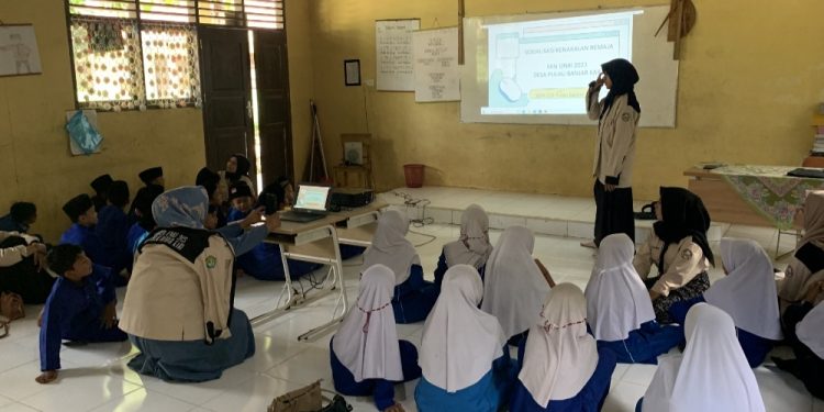 Mahasiswa KKN UNRI Sosialisasi Kenakalan Remaja dan Tingkatkan Potensi UMKM