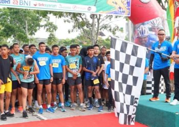 HUT ke-78 TNI, Bupati Rohil Didampingi Dandim Lepas Ratusan Peserta Fun Run