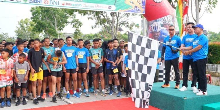 HUT ke-78 TNI, Bupati Rohil Didampingi Dandim Lepas Ratusan Peserta Fun Run