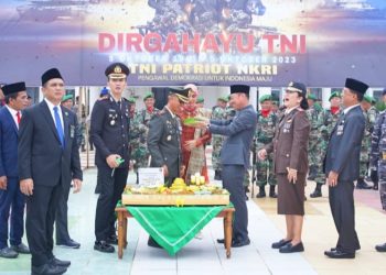 Bupati Rohil Hadiri Upacara HUT TNI ke 78 Ditaman Budaya