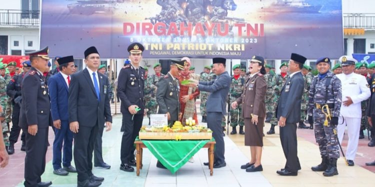 Bupati Rohil Hadiri Upacara HUT TNI ke 78 Ditaman Budaya