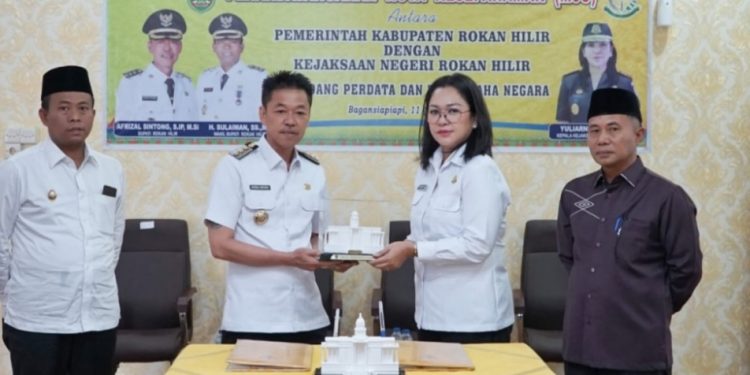 Wakil Ketua DPRD Rohil Hadiri MoU Pemkab dan Kejari Bidang Datun