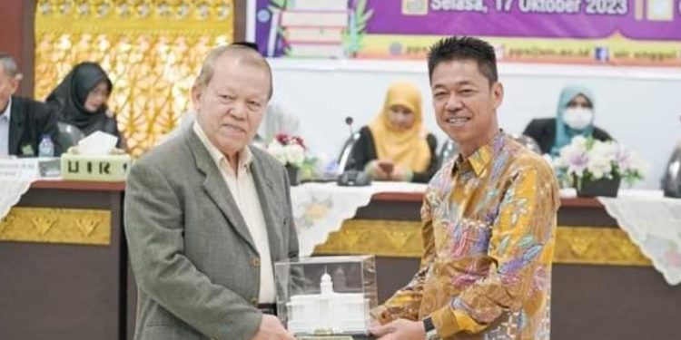 Bupati Rohil Ikut Yudisium Pascasarjana Dengan Maksimal