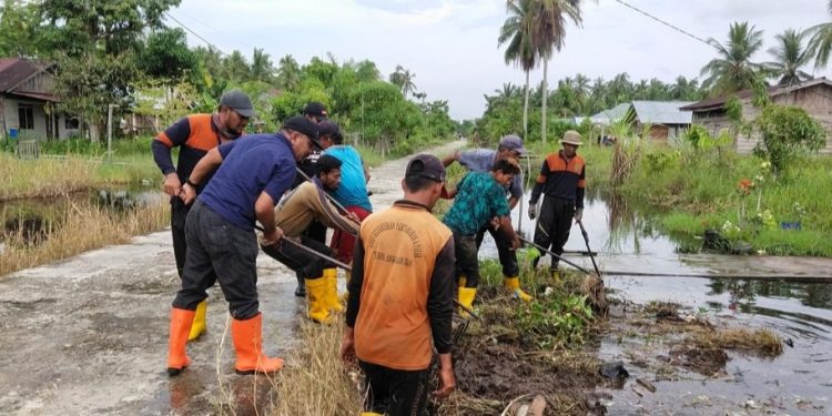 Cegah Banjir, DLH Rohil Normalisasi Saluran Air Pelabuhan Baru 