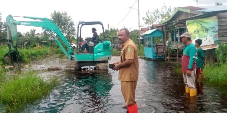 DLH Rohil Suwandi Pantau Langsung Normalisasi  Banjir Di Semua Titik
