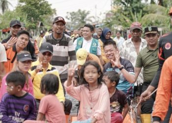 Bupati Rohil Bagikan Ratusan Paket Sembako Saat Kunjungi Warga Korban Banjir