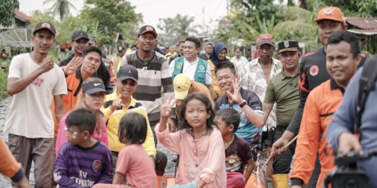 Bupati Rohil Bagikan Ratusan Paket Sembako Saat Kunjungi Warga Korban Banjir