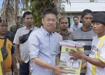 Kunjungi Korban Kebakaran Rumah, Bupati Rohil Serahkan Bantuan