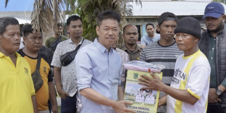 Kunjungi Korban Kebakaran Rumah, Bupati Rohil Serahkan Bantuan