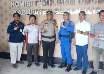 Kabag Ops Polres Bengkalis Wasdal di Gudang Logistik KPU
