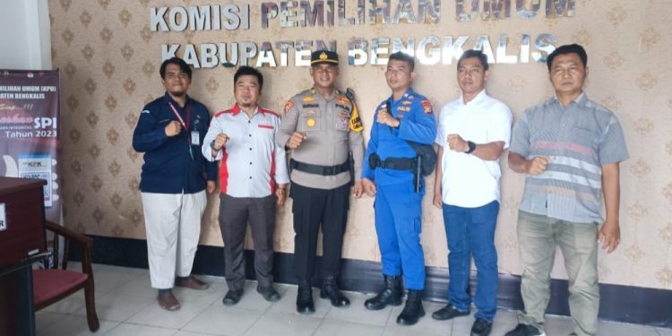 Kabag Ops Polres Bengkalis Wasdal di Gudang Logistik KPU