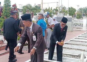 Wakil Ketua DPRD Rohil Hamzah Di Dampingi Sekda Rohil Peringati Hari Pahlawan 
