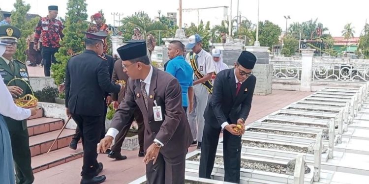 Wakil Ketua DPRD Rohil Hamzah Di Dampingi Sekda Rohil Peringati Hari Pahlawan