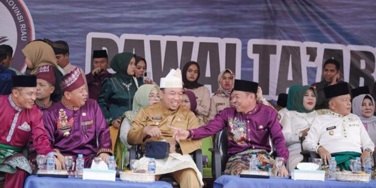 Bupati dan Wabup Rohil Hadiri Pawai Ta’aruf MTQ Provinsi ke XLI di Inhu