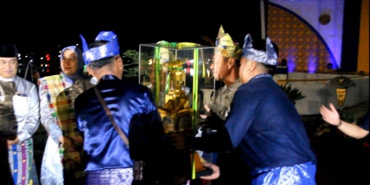 Bupati Rohil Serahkan Piala Bergilir Saat Pembukaan MTQ di INHU