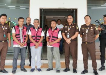 Tim Penyidik Kejari Siak Serahkan 3 Tersangka ke Rutan Siak Sri Indrapura
