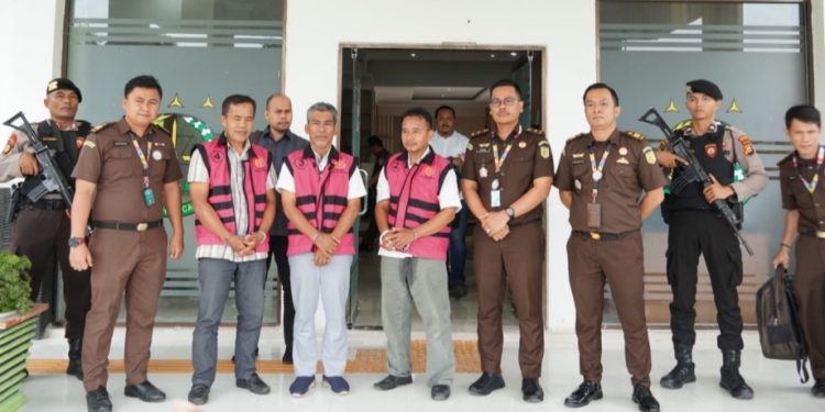 Tim Penyidik Kejari Siak Serahkan 3 Tersangka ke Rutan Siak Sri Indrapura
