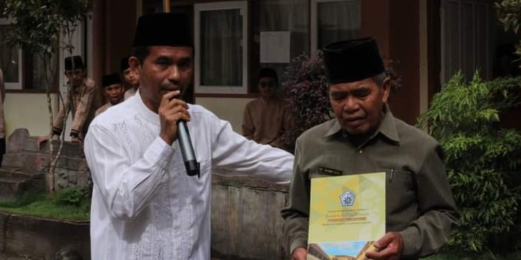Pengabdian Terpanjang Profesi Guru, MTI Candung Berikan Penghargaan