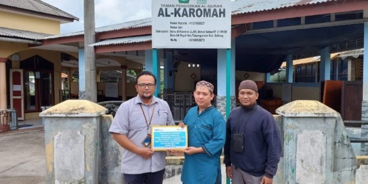 PT Timah Tbk Serahkan Bantuan untuk Dukung Kegiatan TPA dan Tahfidz Al- Karomah Air Raya
