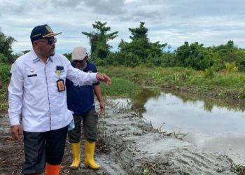 DLH Rohil Rutin Normalisasi Parit dan Sungai Saat Musim Hujan Tiba