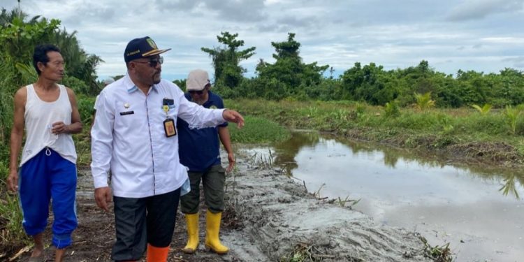 DLH Rohil Rutin Normalisasi Parit dan Sungai Saat Musim Hujan Tiba